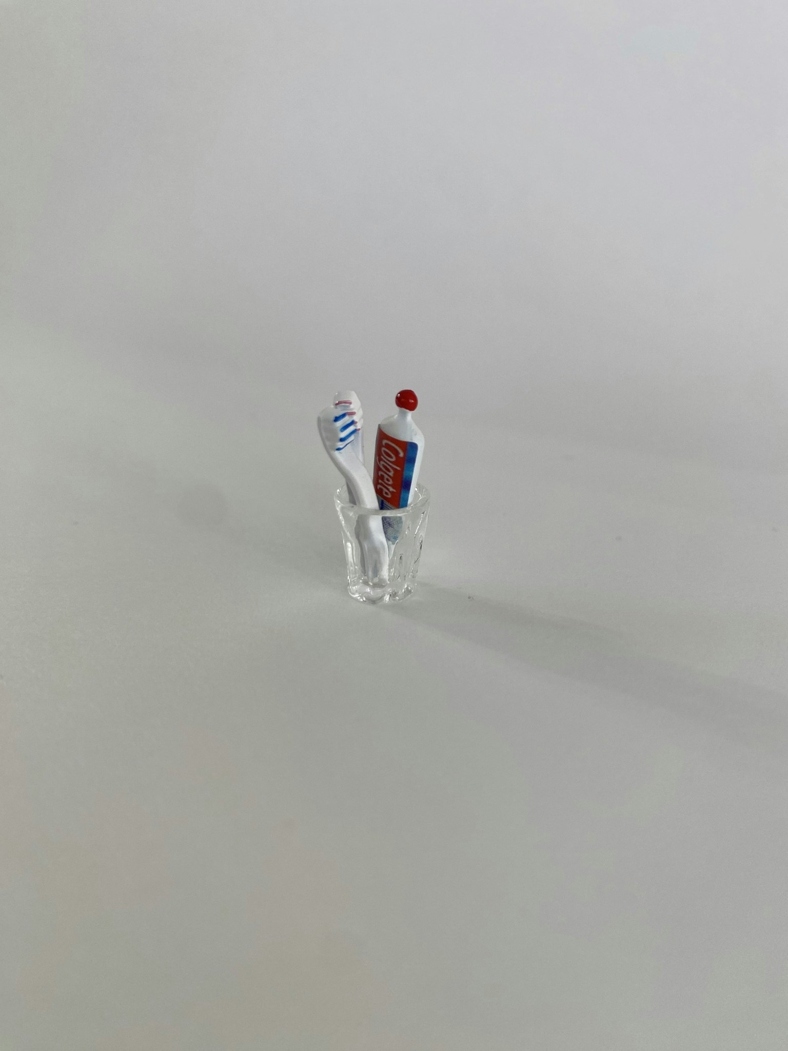 Miniatyr Badrumstillbehör Set Två Tandborste och Tandkräm Dekoration till Dockskåpet