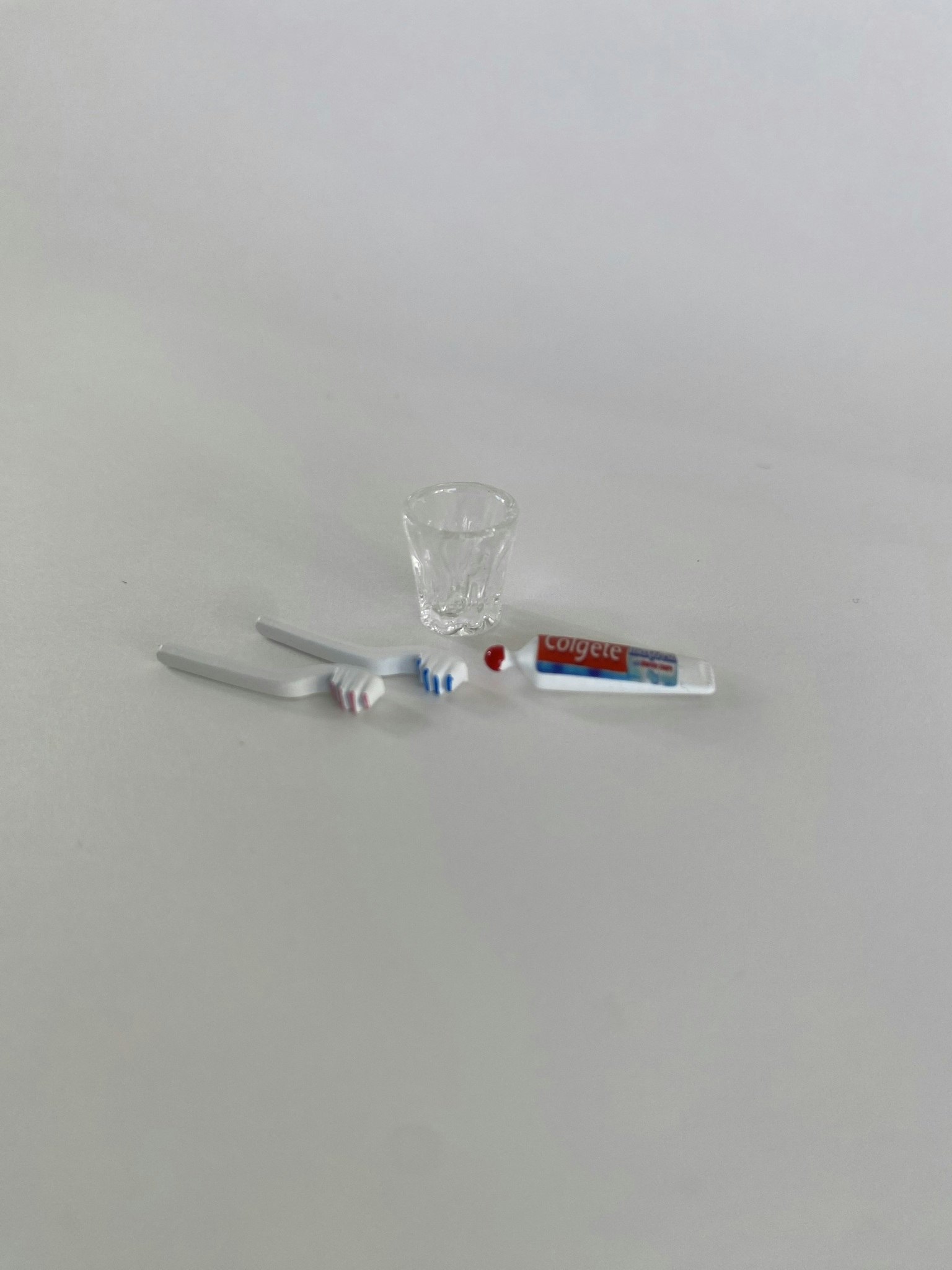 Miniatyr Badrumstillbehör Set Två Tandborste och Tandkräm Dekoration till Dockskåpet
