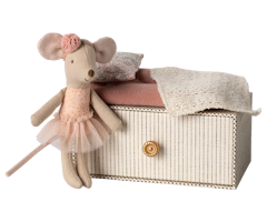 Maileg Rosa Ballerina Lillasyster Mus med Hårband i Mjukt Bäddad Byrålåda / Ask med Guldknopp