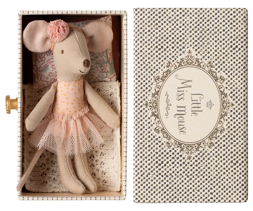 Maileg Rosa Ballerina Lillasyster Mus med Hårband i Mjukt Bäddad Byrålåda / Ask med Guldknopp