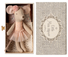 Maileg Rosa Ballerina Lillasyster Mus med Hårband i Mjukt Bäddad Byrålåda / Ask med Guldknopp