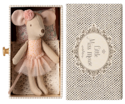 Maileg Rosa Ballerina Lillasyster Mus med Hårband i Mjukt Bäddad Byrålåda / Ask med Guldknopp