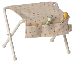 Maileg Skötbord Baby Mus Prickigt Vitt med Skallra och Kräm Tub