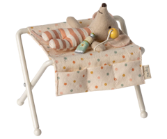 Maileg Skötbord Baby Mus Prickigt Vitt med Skallra och Kräm Tub