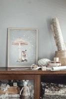 Mrs Mighetto Poster Svamp Sittande Pojke Mr George 30 x 40 cm