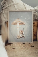 Mrs Mighetto Poster Svamp Sittande Pojke Mr George 30 x 40 cm