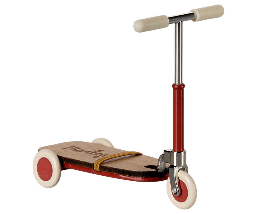 Maileg Kick Board Mouse - Sparkcykel till Mus Röd med Magneter i Handtaget