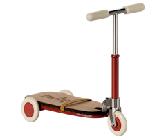 Maileg Kick Board Mouse - Sparkcykel till Mus Röd med Magneter i Handtaget