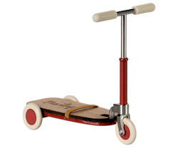 Maileg Kick Board Mouse - Sparkcykel till Mus Röd med Magneter i Handtaget