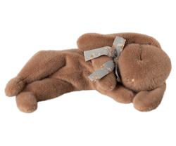 Maileg Sovande Kanin i Plysch med Rosett Runt Halsen Brun - Soft Brown