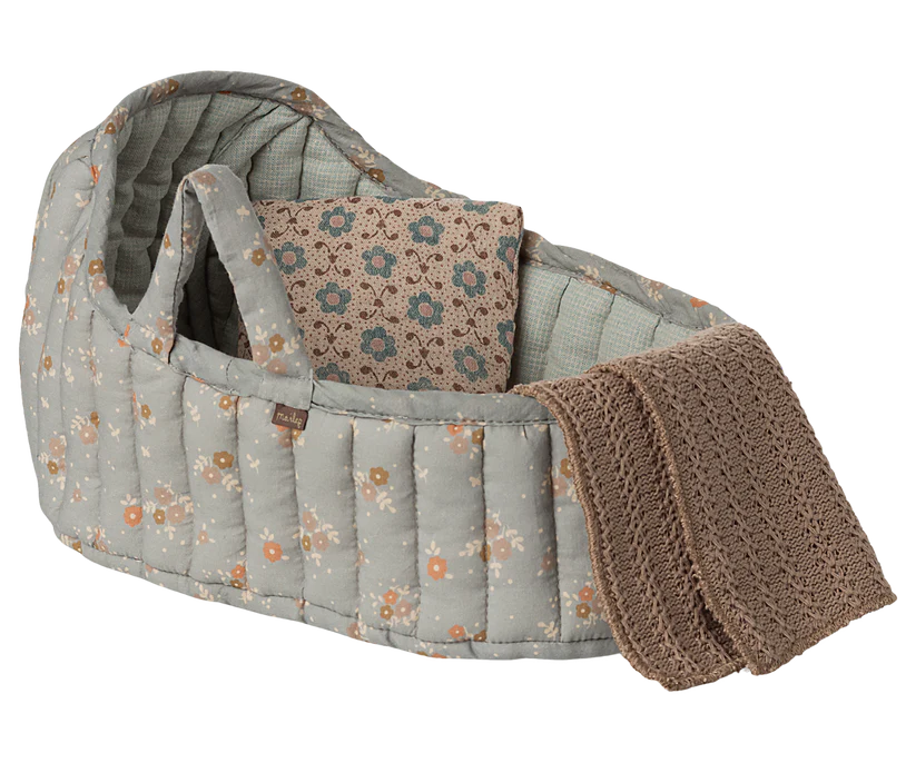 Maileg Carrycot Liggdel Large - Blommig Blå med Kudde och Filt