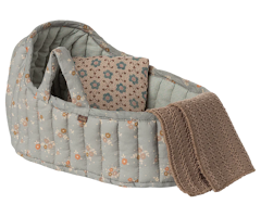 Maileg Carrycot Liggdel Large - Blommig Blå med Kudde och Filt
