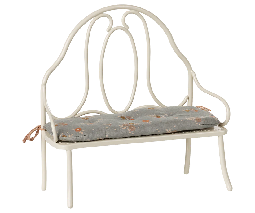 Maileg Vintage Bänk till Kanin med Dyna - Metall Offwhite Vit Snirklig Sittbänk Dekoration
