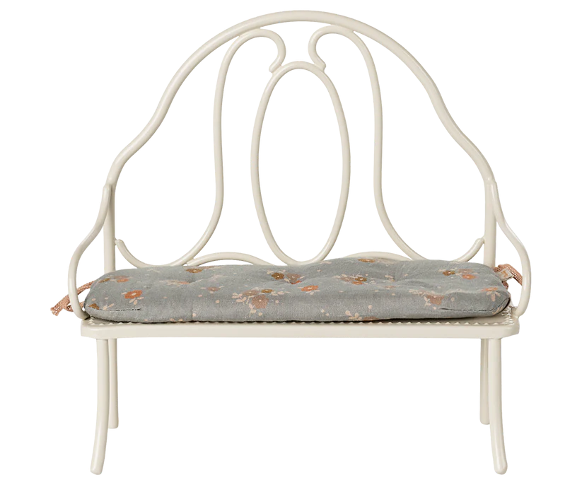 Maileg Vintage Bänk till Kanin med Dyna - Metall Offwhite Vit Snirklig Sittbänk Dekoration