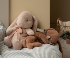 Maileg Sovande Kanin i Plysch med Rosett Runt Halsen Brun - Soft Brown