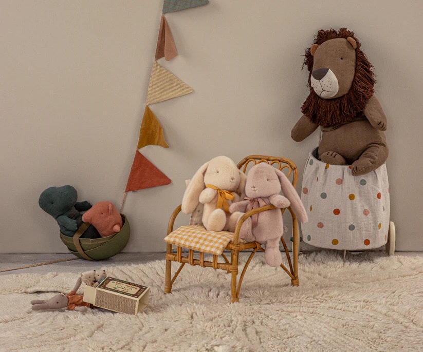 Maileg Kanin i Plysch med Rosett Medium Vit - Bunny Plush Cream med Gul Rosett