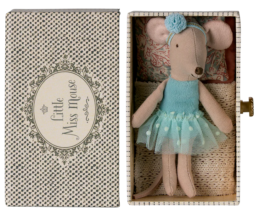 Maileg Blå Ballerina Lillasyster Mus med Hårband i Mjukt Bäddad Byrålåda / Ask med Guldknopp Mint