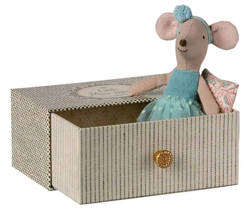 Maileg Blå Ballerina Lillasyster Mus med Hårband i Mjukt Bäddad Byrålåda / Ask med Guldknopp Mint