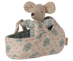 Maileg Baby Mus i Blommig Carrycot Blå - Maileg A/W - 25