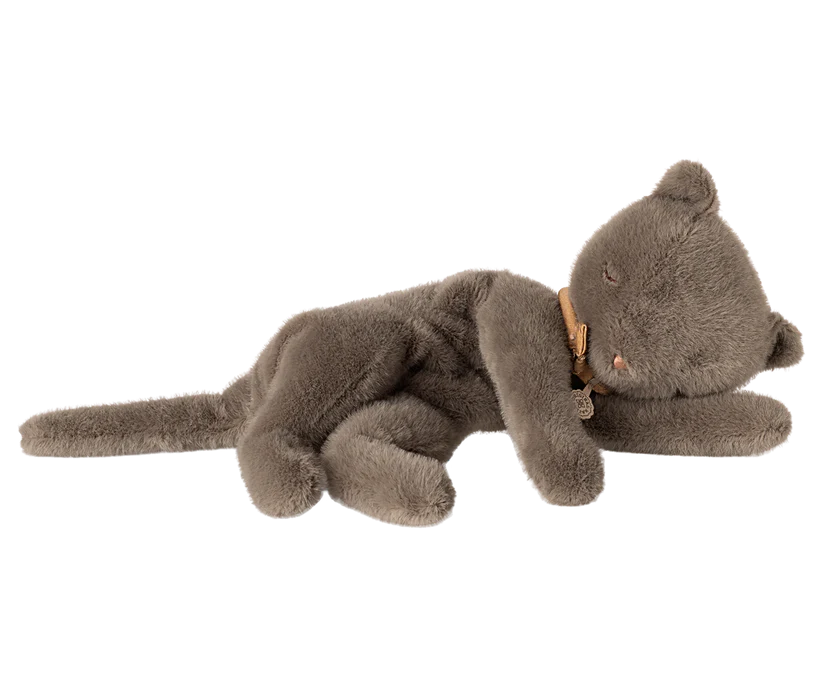 Maileg Sovande Katt i Plysch med Band runt Halsen Grå - Maileg A/W -25