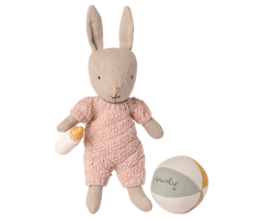 Maileg Micro Kanin med Magneter i Händerna - Rosa Rabbit med Boll och Nappflaska - Maileg A/W -25