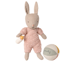 Maileg Micro Kanin med Magneter i Händerna - Rosa Rabbit med Boll och Nappflaska - Maileg A/W -25