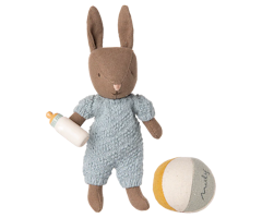 Maileg Micro Kanin med Magneter i Händerna - Blå Rabbit med Boll och Nappflaska - Maileg A/W -25