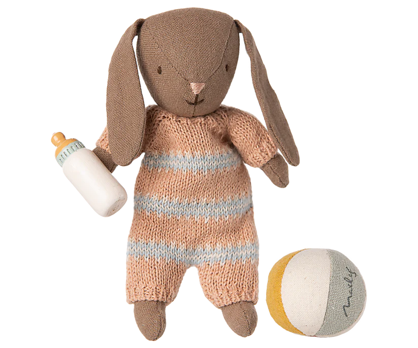 Maileg Micro Kanin med Magneter i Händerna - Randig Bunny med Boll och Nappflaska - Maileg A/W -25