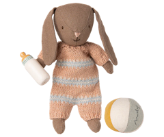 Maileg Micro Kanin med Magneter i Händerna - Randig Bunny med Boll och Nappflaska - Maileg A/W -25