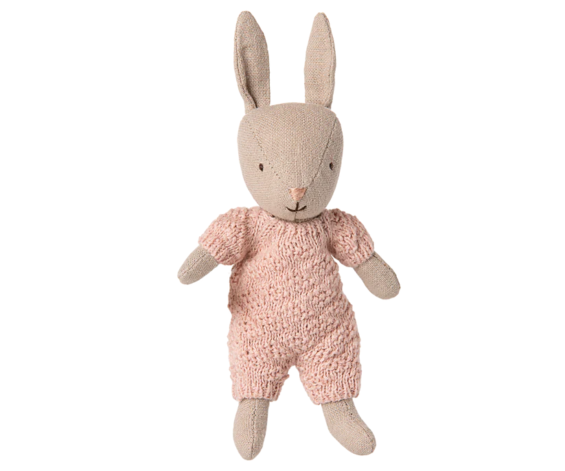 Maileg Micro Kanin med Magneter i Händerna - Rabbit i Rosa Stickad Dräkt - Maileg A/W -25