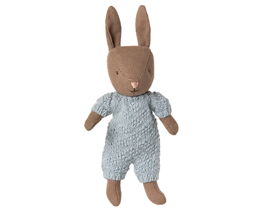 Maileg Micro Kanin med Magneter i Händerna - Rabbit i Blå Stickad Dräkt - Maileg A/W - 25