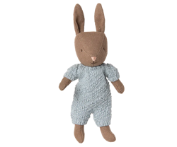 Maileg Micro Kanin med Magneter i Händerna - Rabbit i Blå Stickad Dräkt - Maileg A/W - 25