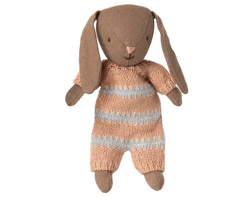 Maileg Micro Kanin med Magneter i Händerna - Bunny i Randig Stickad Dräkt - Maileg A/W-25