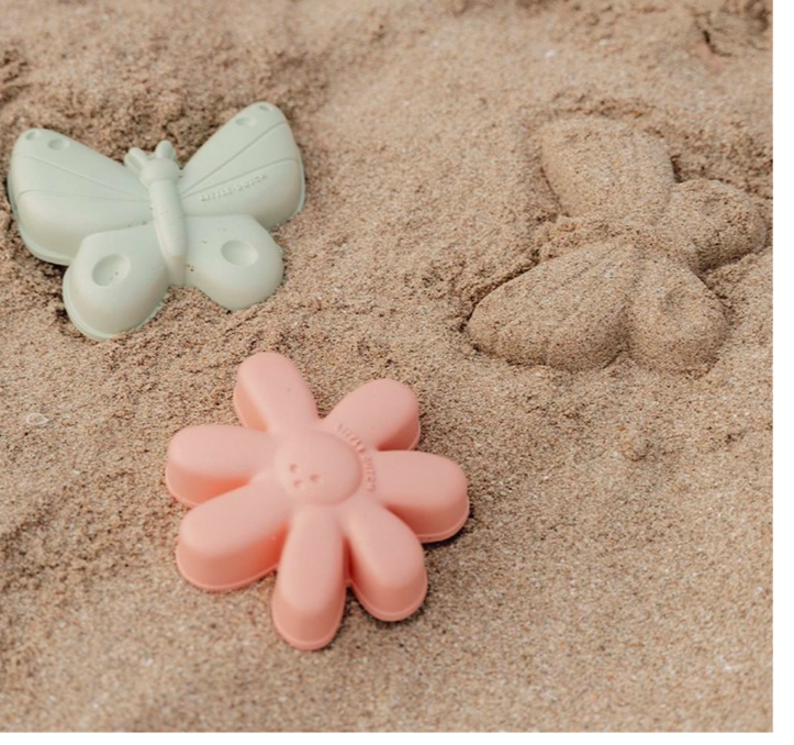 Sandformar och spade Blommor och Fjärilar