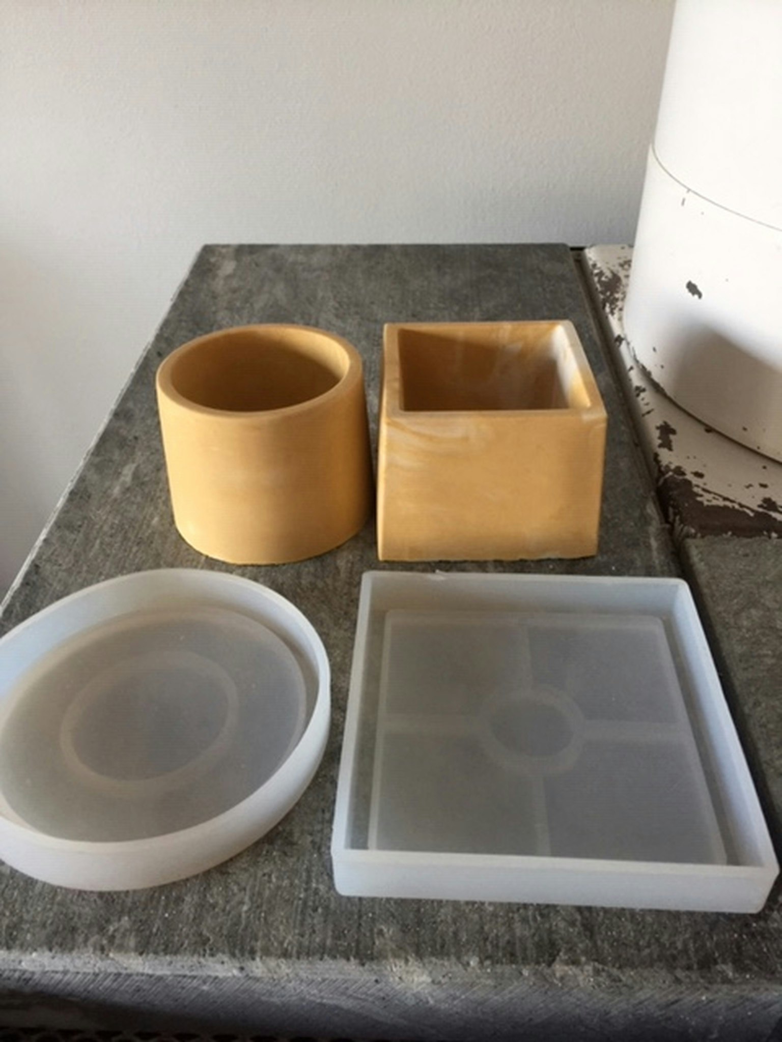 Hyr en låda med silikon formar till Jesmonite