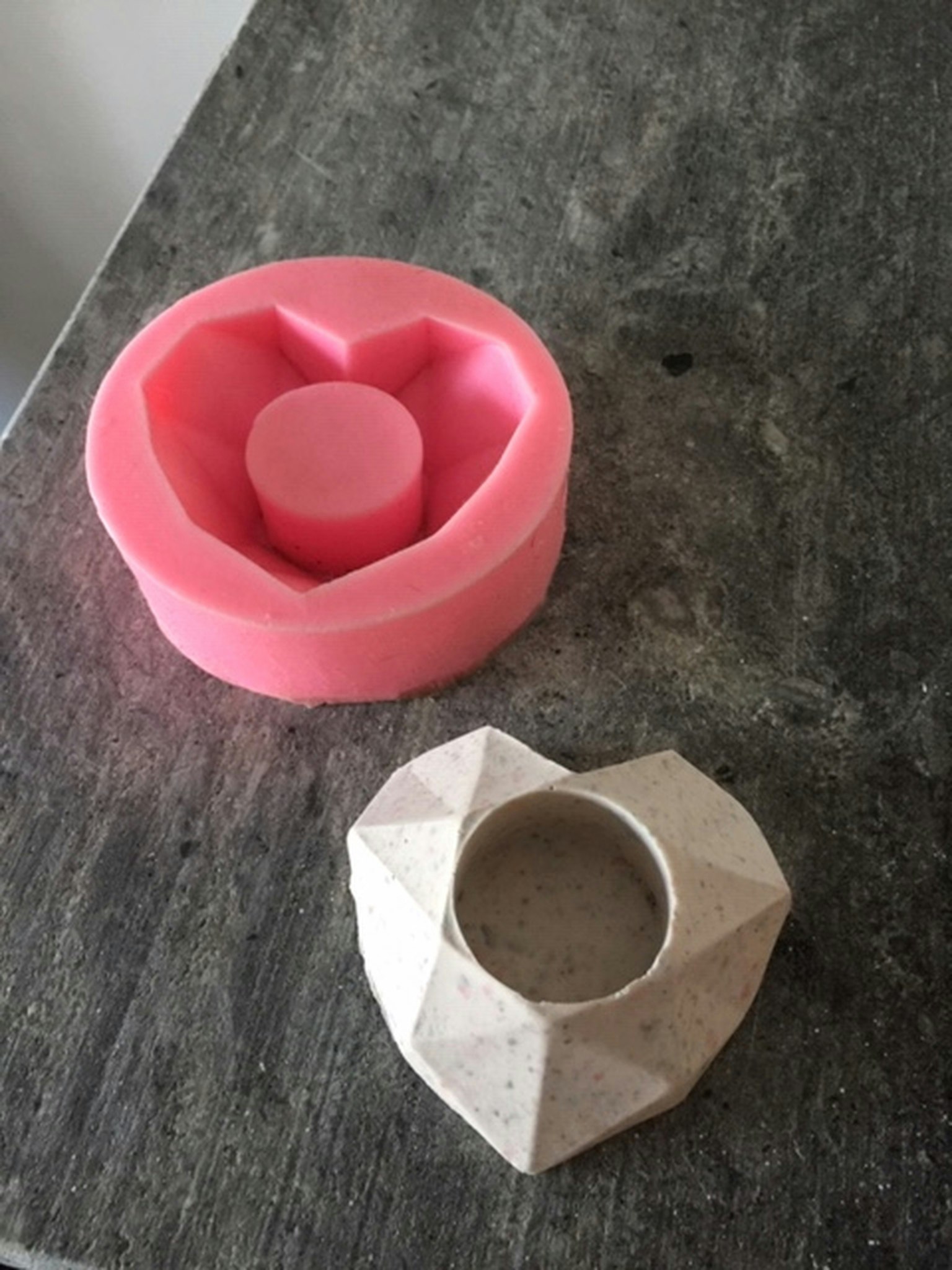 Hyr en låda med silikon formar till Jesmonite