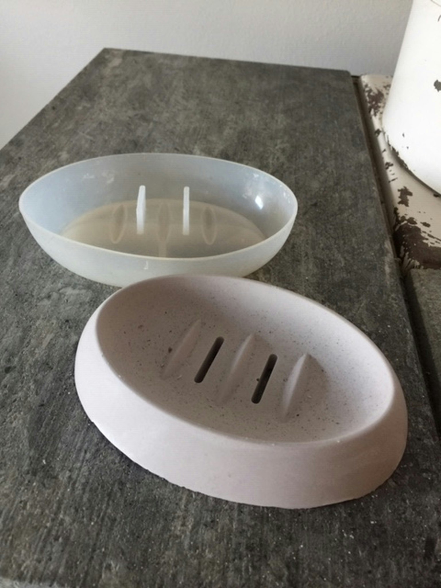 Hyr en låda med silikon formar till Jesmonite