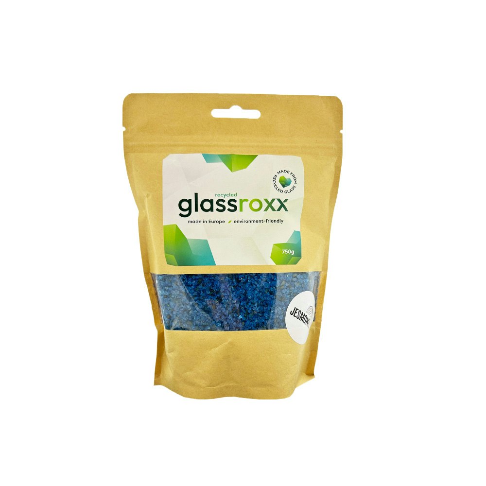 GlassRoxx Wahle Blue är ett glasgranulat tillverkat av återvunnet glas och färgat  med organiska, hållbara pigment.