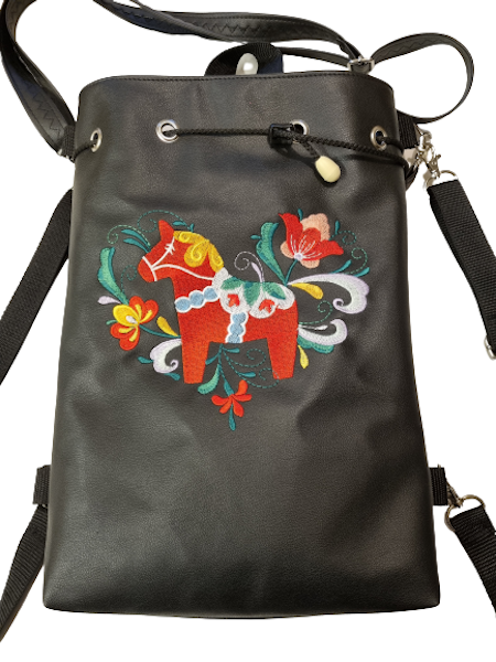 Broderad svart ryggsäck med dalahästmönster