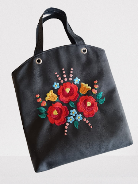 Hand och axelväska med broderat blommor
