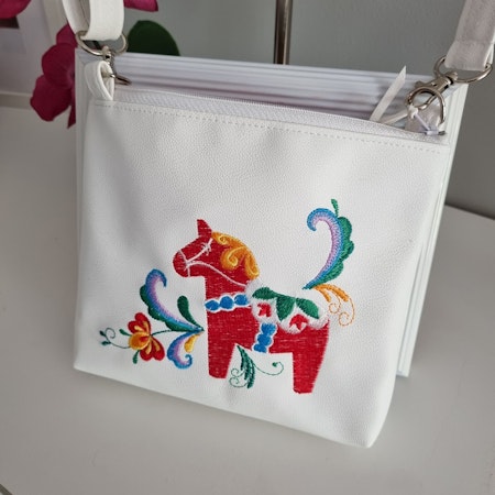 Broderad vit väska med dalahästmönster