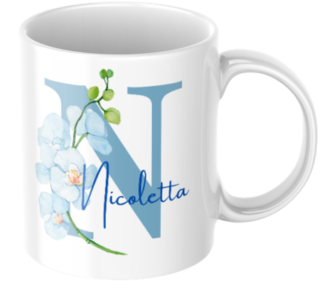 Personlig mugg med namn och blå orkidé – elegant monogrammugg