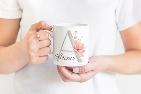Personlig mugg med vallmo och namn – elegant present i vintage-stil