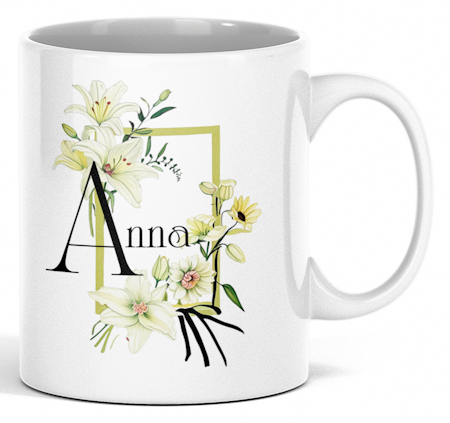 Personlig blommig mugg med namn i ljuvlig liljeram – tidlös present till alla tillfällen