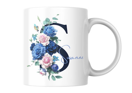 Personlig mugg med initial och blå rosor – romantisk presentmugg med namn