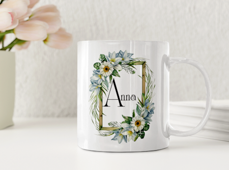Personlig mugg med initial och namn i blommig ram