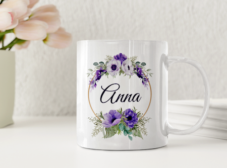 Personlig mugg med namn i lila blomkrans – elegant presentidé