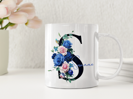 Personlig mugg med initial och blå rosor – romantisk presentmugg med namn