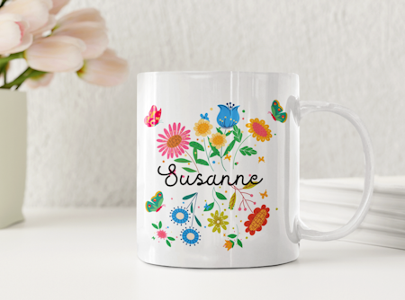 Personlig vårmugg med blommor och fjärilar – färgglad namnmugg