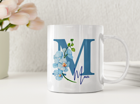 Personlig mugg med namn och blå orkidé – elegant monogrammugg